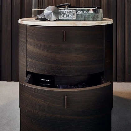Comodino Onda in rovere con top in marmo di Poliform