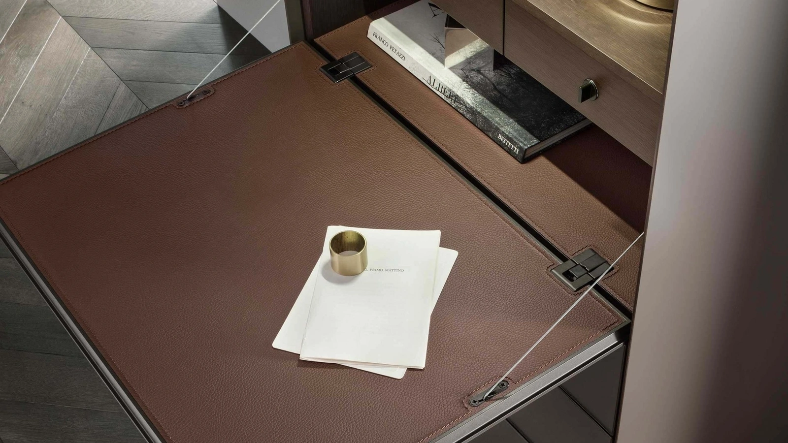 Cassettiera con scrittoio Self Secretaire in vetro Caffè opaco con piano in ecopelle di Rimadesio