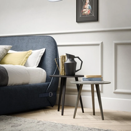 Comodino a tre gambe in laccato opaco Trio di Novamobili