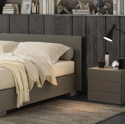 Comodino Vasto 48 in legno con 3 cassetti di Oggioni