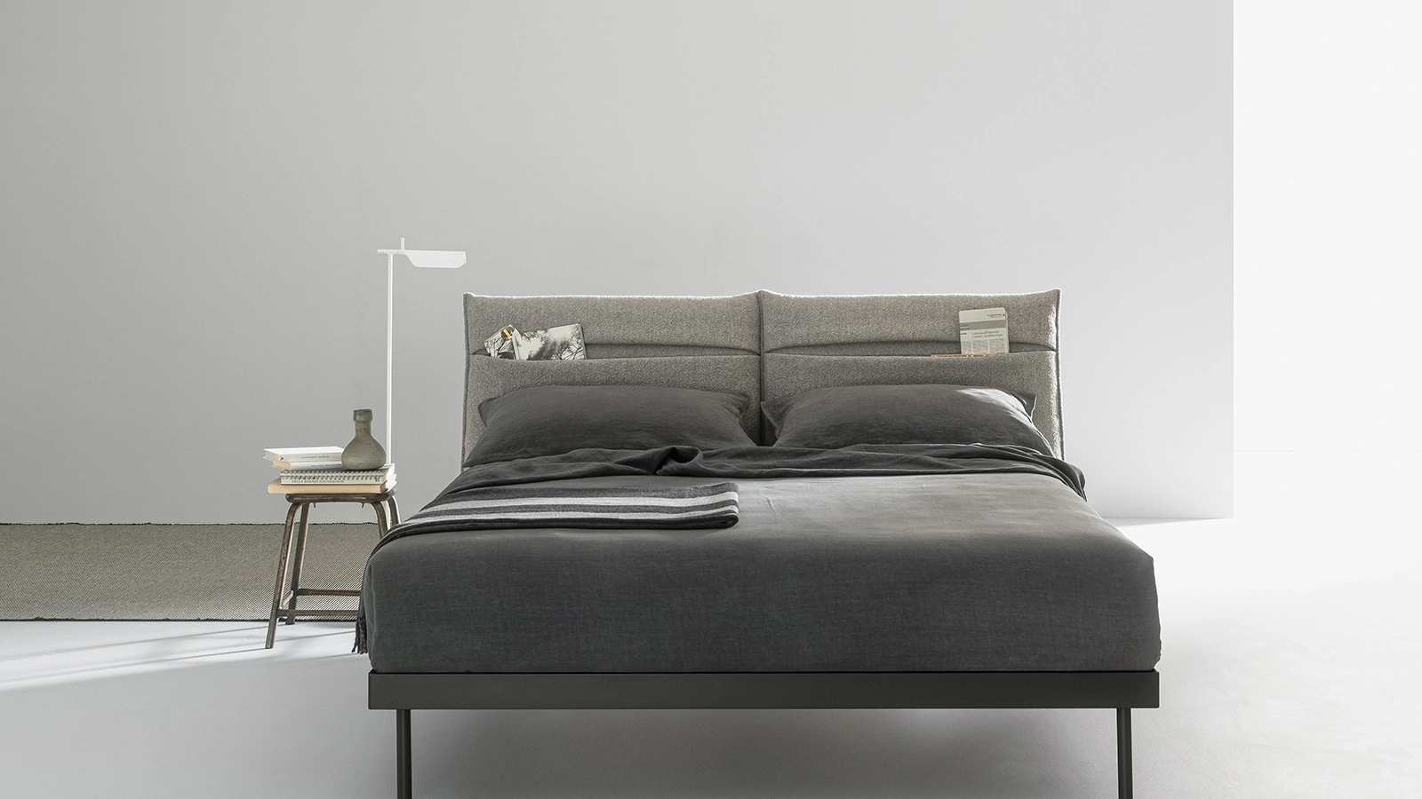 Letto matrimoniale con testiera imbottita in tessuto con tasca Ajar di Caccaro