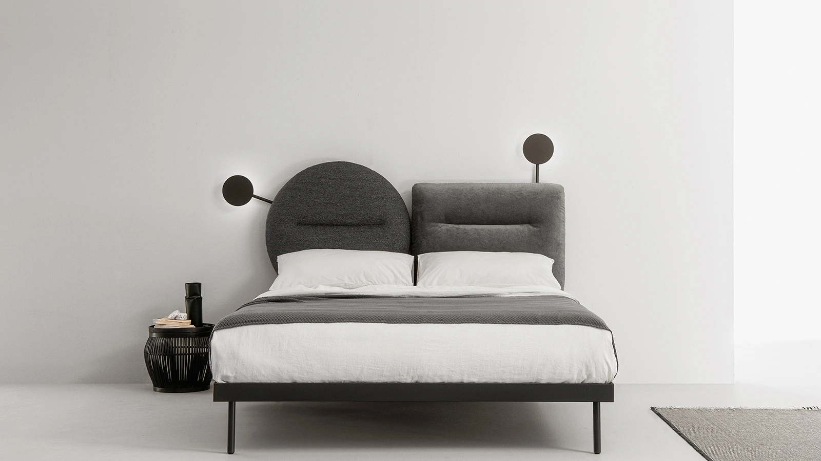 Letto con testiera in tessuto che si scompone in due forme da abbinare a piacere Bishape di Caccaro