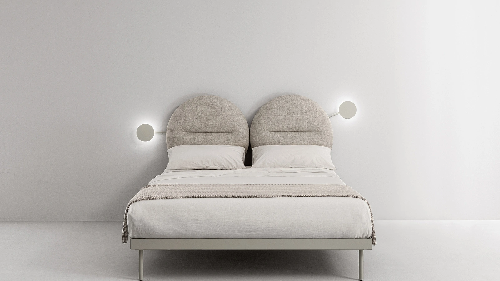 Letto con testiera in tessuto composta da due cerchi Bishape di Caccaro