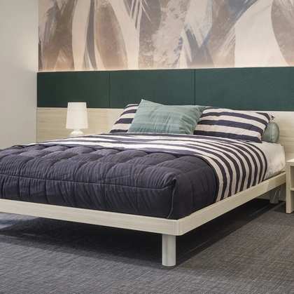 Letto in melaminico Olmo Shade con testiera a muro Arnad di Cinquanta3