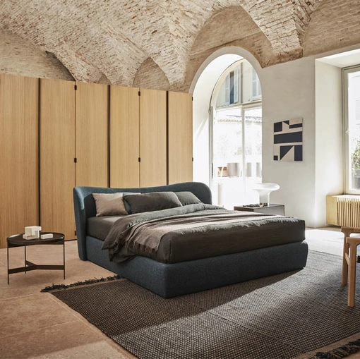 Letto Embrace con box in tessuto con testiera avvolgente di Pianca