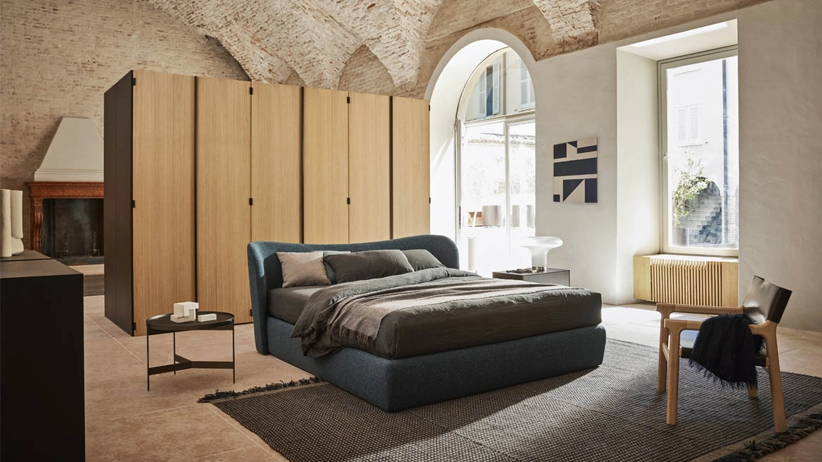 Letto Embrace con box in tessuto con testiera avvolgente di Pianca