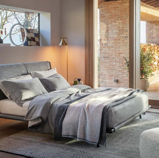 Letto in tessuto con struttura in legno Gaudì di Flou