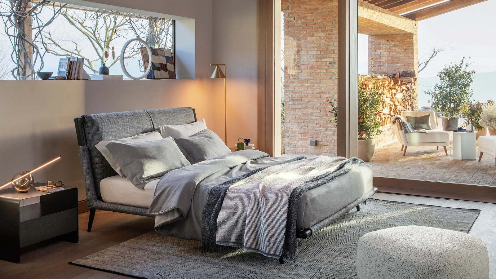 Letto in tessuto con struttura in legno Gaudì di Flou