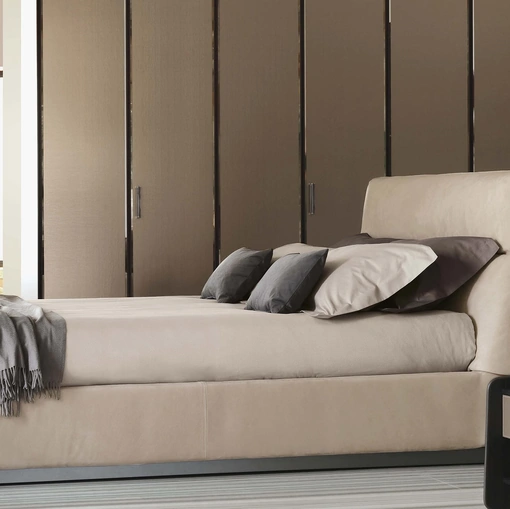 Letto in pelle Gentleman con testata alta di Flou