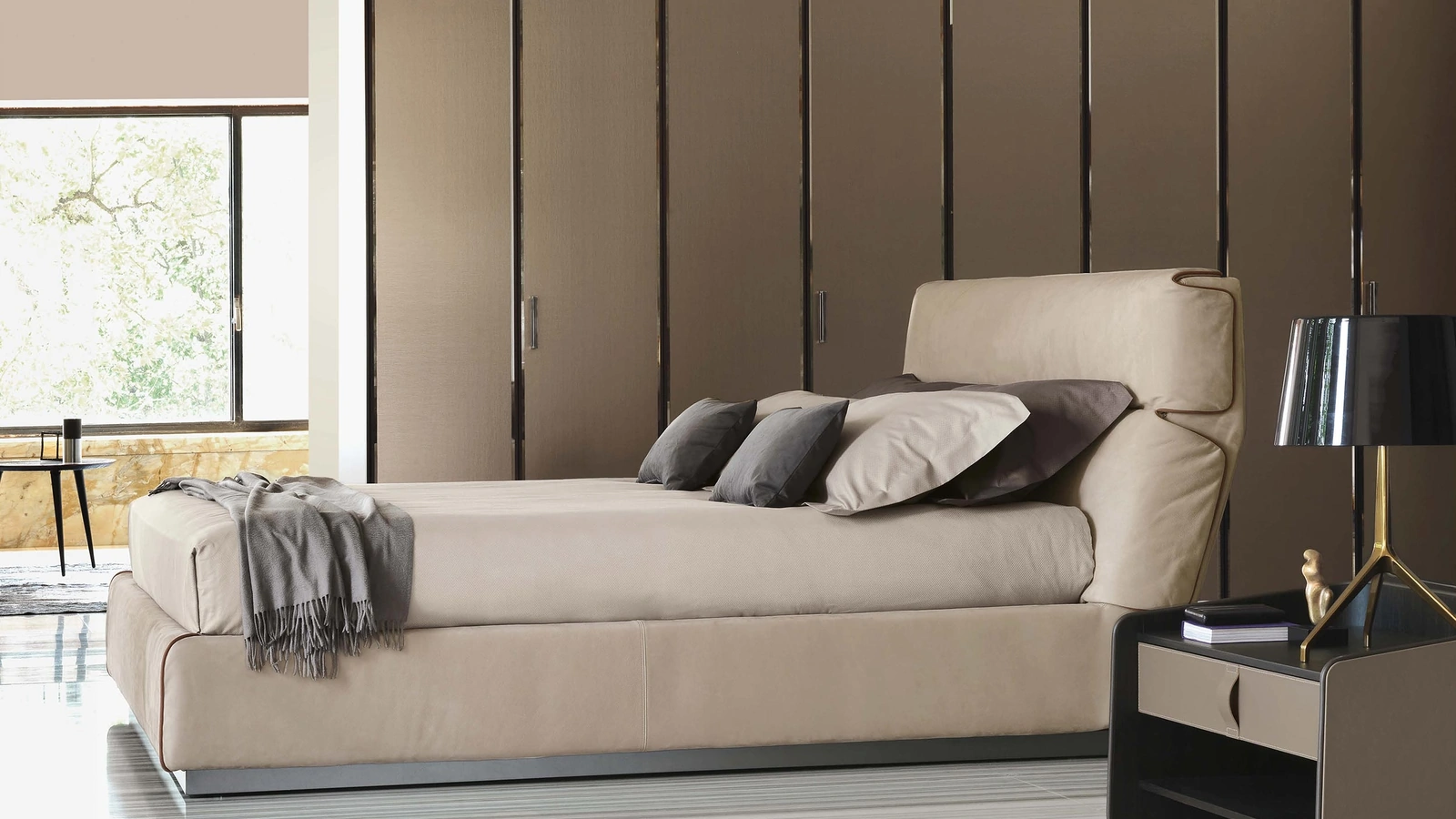 Letto in pelle Gentleman con testata alta di Flou