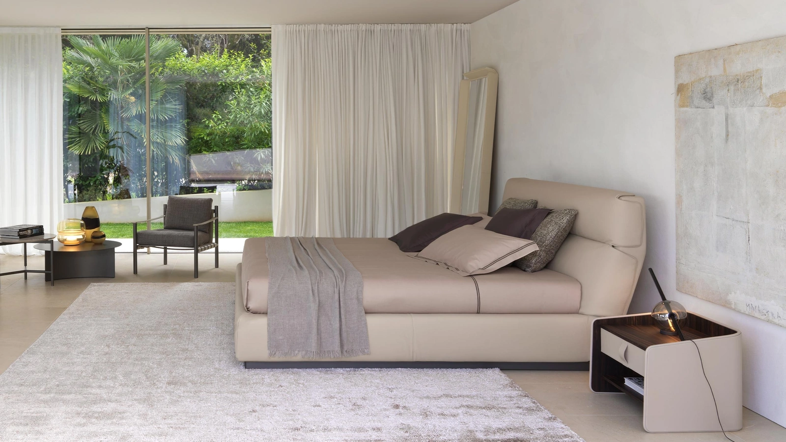 Letto in pelle Gentleman con testata alta di Flou