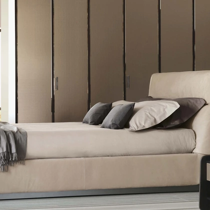 Letto in pelle Gentleman con testata alta di Flou
