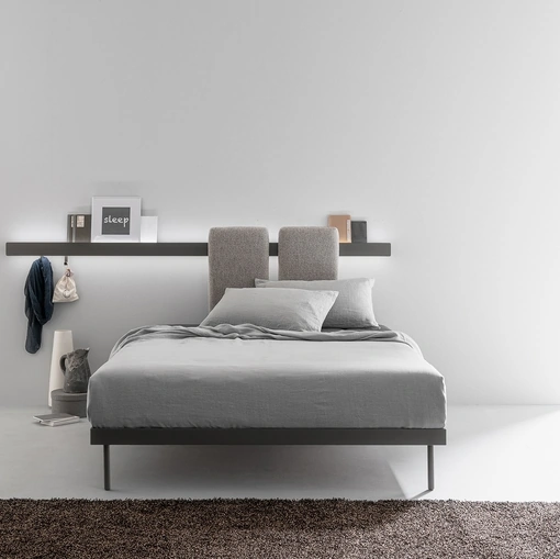 Letto in metallo con pannelli scorrevoli, imbottiti e removibili da agganciare alla barra fissata alla parete Groove Run di Caccaro