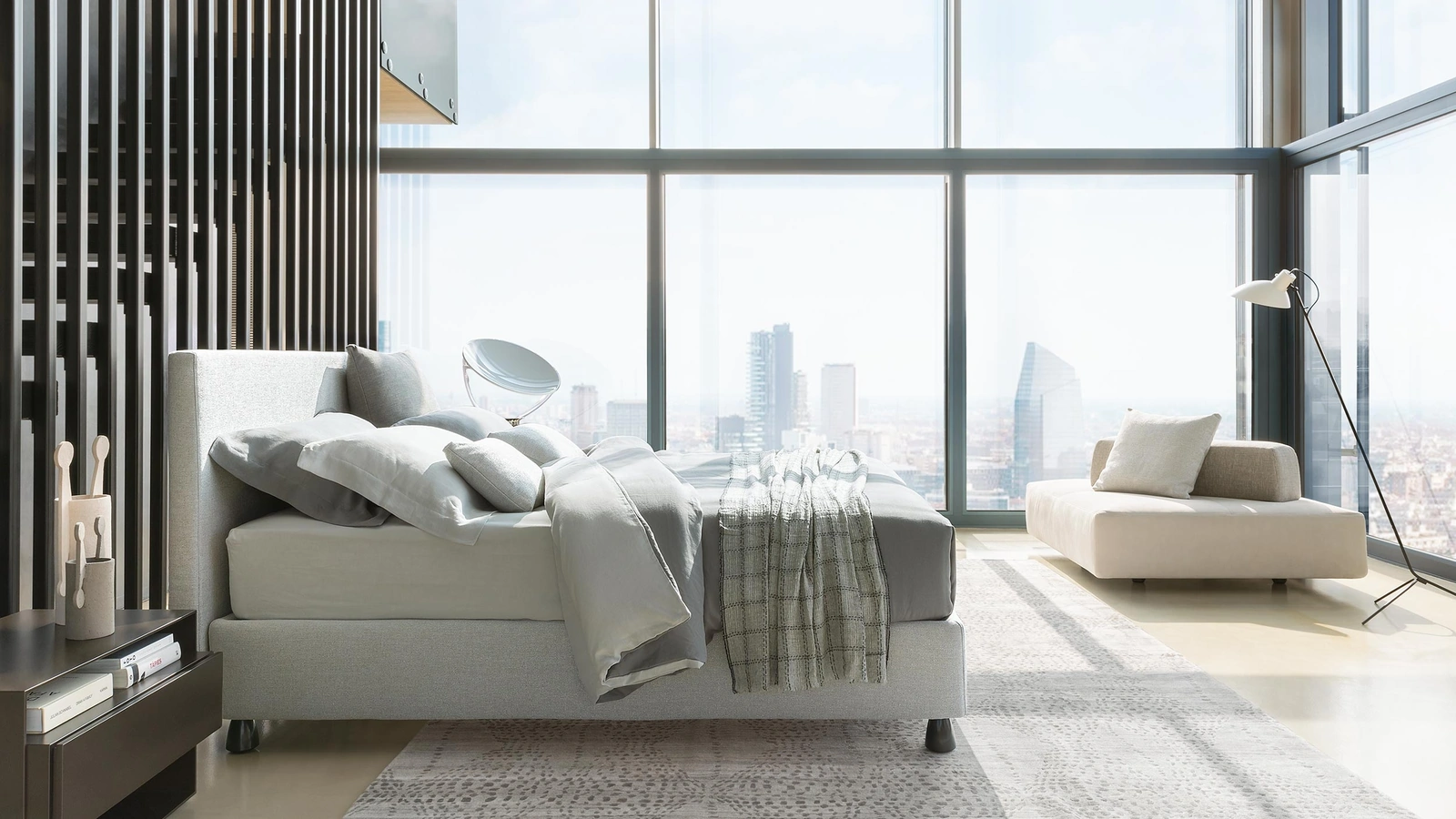 Letto matrimoniale morbido e accogliente con testiera imbottita Notturno 2 di Flou