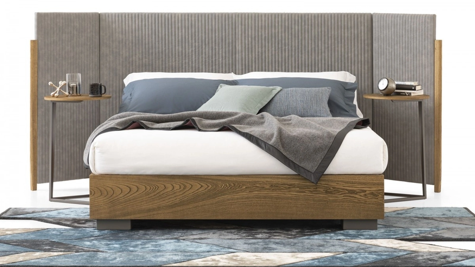 Letto con testiera in tessuto con pannelli laterali reclinabili e base con contenitore in legno Promenade Wing di Oggioni