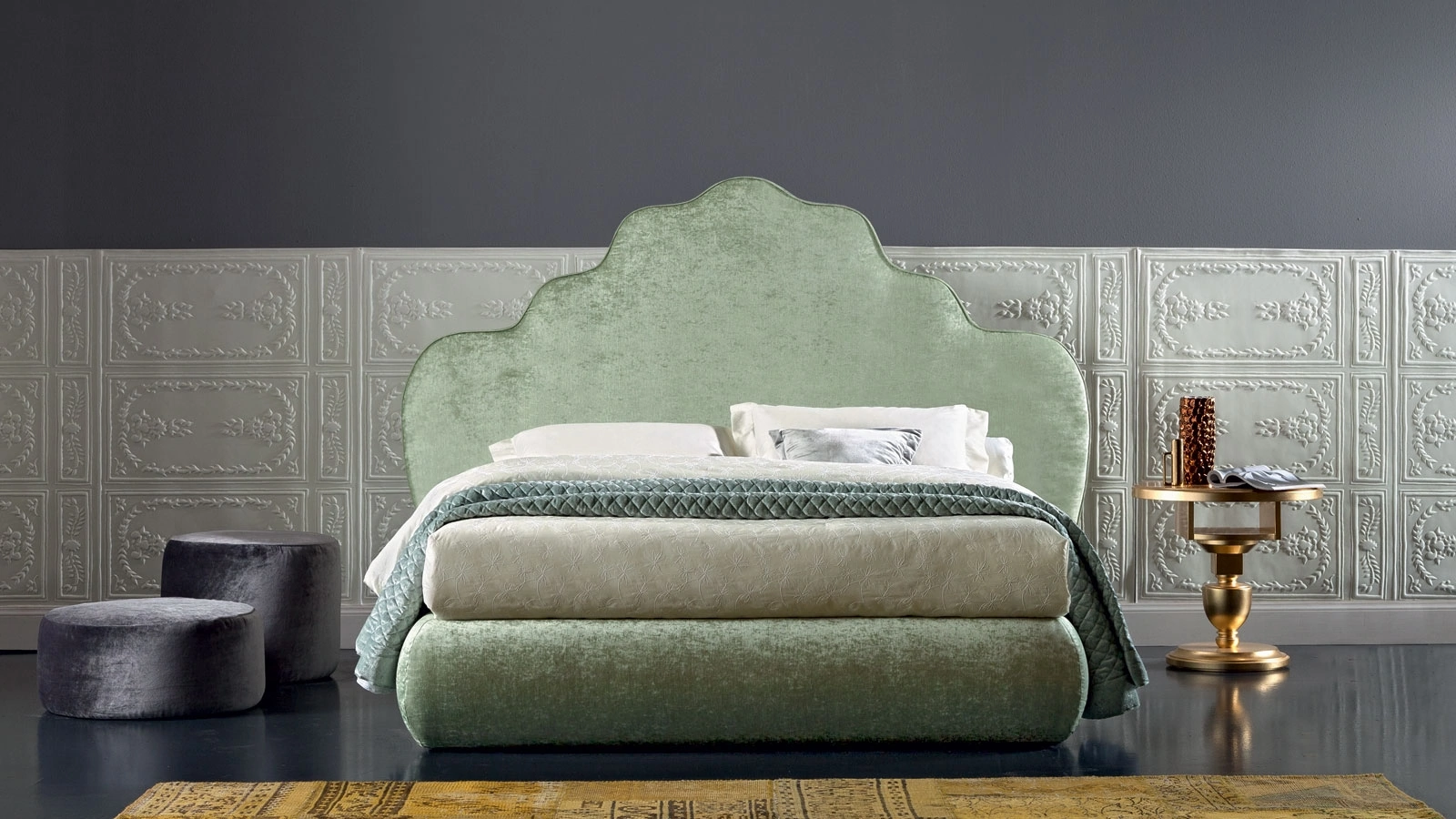 Letto Opera Giglio in tessuto con testiera dallo stile regale di Oggioni