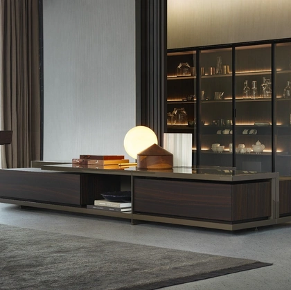 Libreria Bristol in laccato lucido e legno con ante in vetro di Poliform