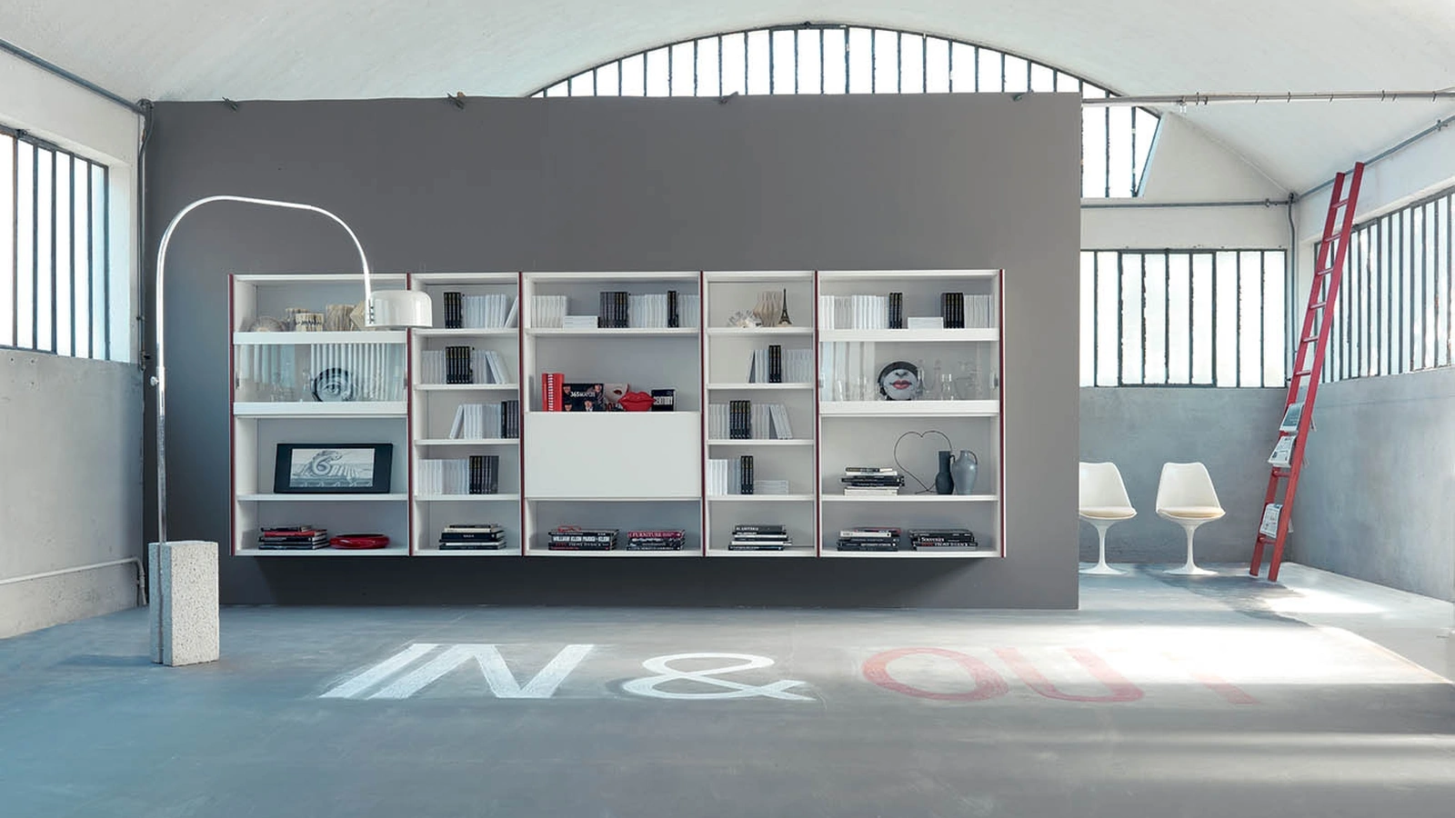 Libreria sospesa Edis 07 in laccato opaco con ante in vetro trasparente di Fimar