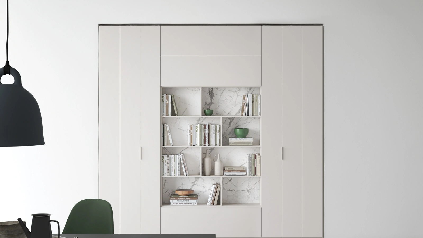 Libreria in nicchia in laccato bianco opaco con schiena del vano a giorno in gres porcellanato effetto marmo di Caccaro