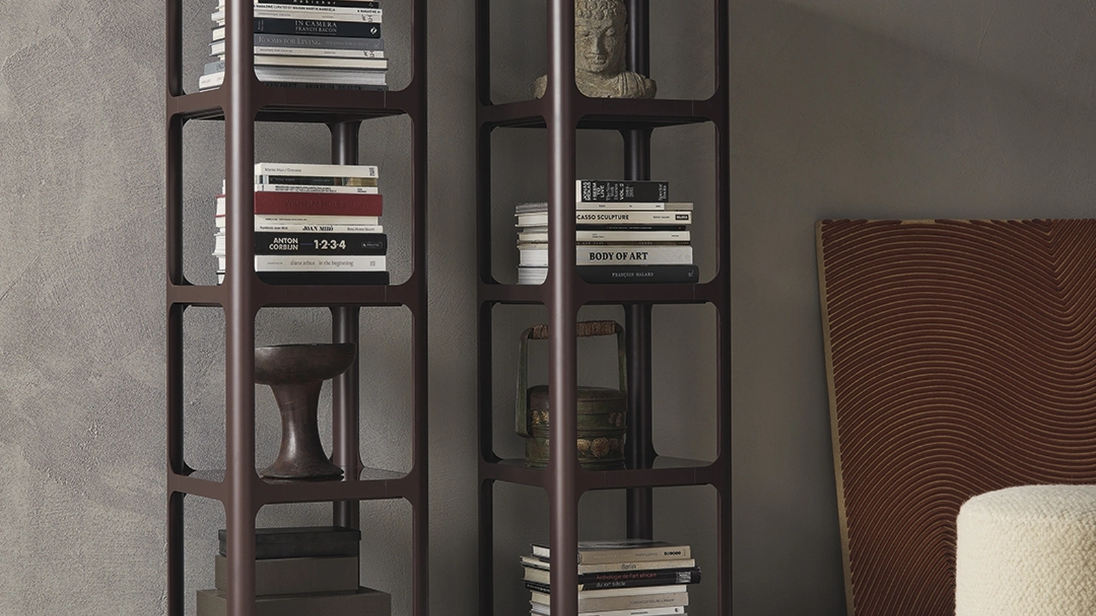 Libreria divisoria Sixty in alluminio laccato con ripiani in vetro di Rimadesio