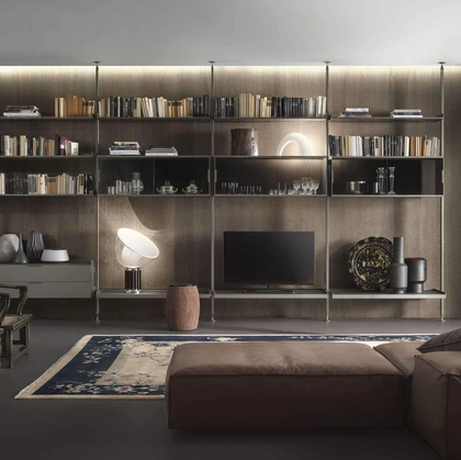 Libreria Zenit in metallo finitura con mensole in vetro laccato Piombo di Rimadesio