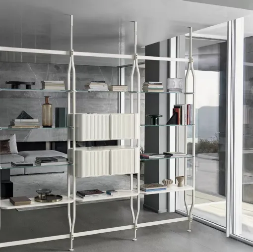 Libreria sospesa con scaletta agganciabile Edis 06 in laccato opaco di Fimar