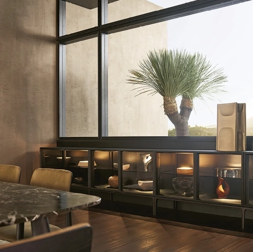 Madia Aiko in olmo nero e vetro trasparente di Poliform