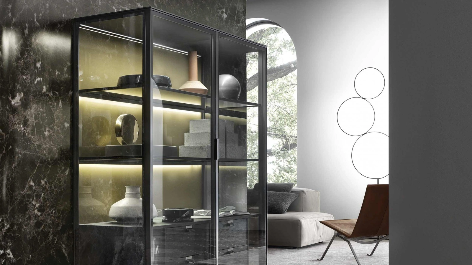 Madia Alambra Alta in vetro e metallo con cassetti in Rovere Nero di Rimadesio