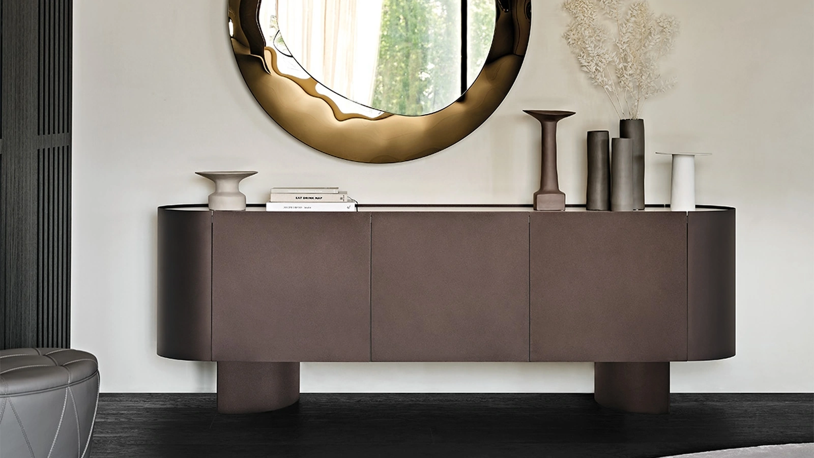 Madia Savoy in legno con ante rivestite in metallo di Cattelan Italia