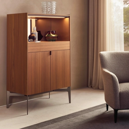 Madia alta Code in noce gold con top in marmo e piedini in laccato opaco di Poliform