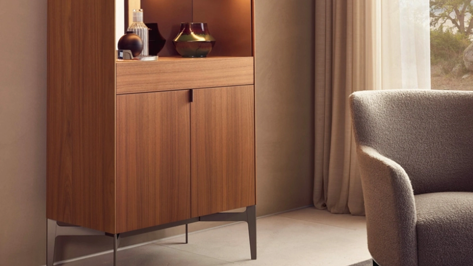 Madia alta Code in noce gold con top in marmo e piedini in laccato opaco di Poliform