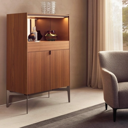 Madia alta Code in noce gold con top in marmo e piedini in laccato opaco di Poliform