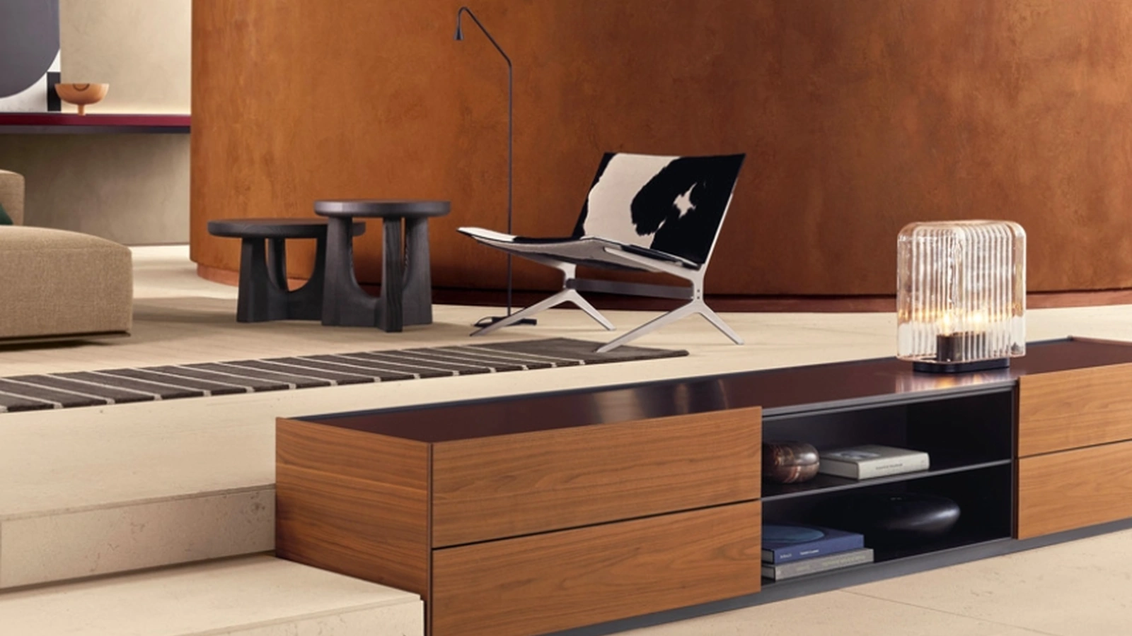 Madia Code in noce gold con top in laccato metallico di Poliform