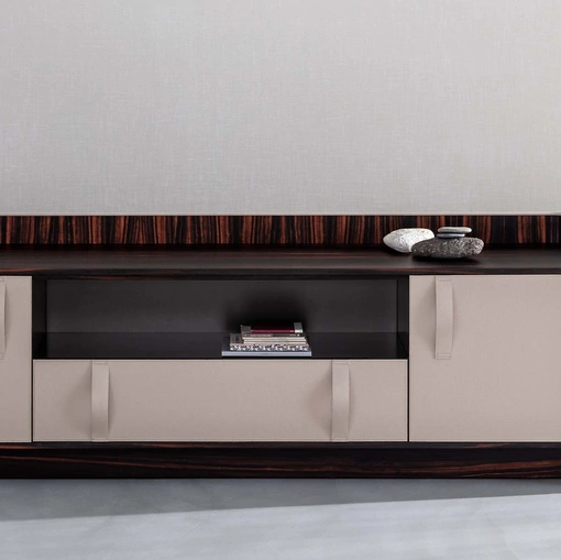 Madia Gentleman con struttura in legno multistrato curvato rivestito esternamente in pelle bianca, internamente in ebano con top in ebano di Flou