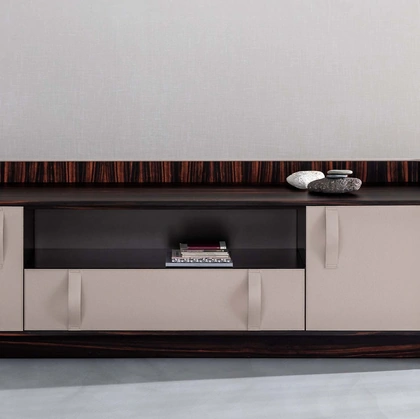 Madia Gentleman con struttura in legno multistrato curvato rivestito esternamente in pelle bianca, internamente in ebano con top in ebano di Flou