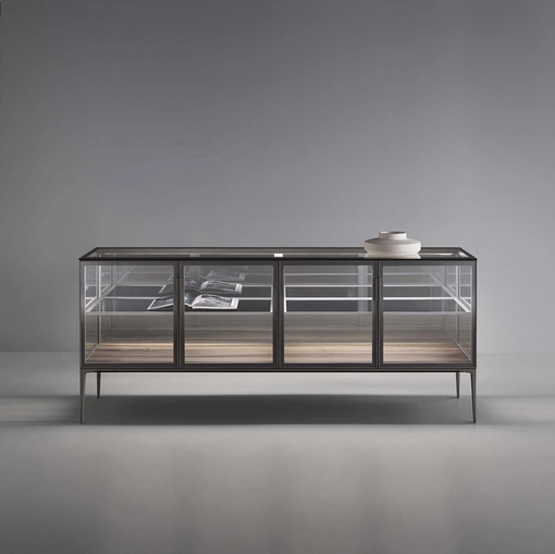 Madia Alambra in vetro con struttura in metallo e basamento in noce di Rimadesio