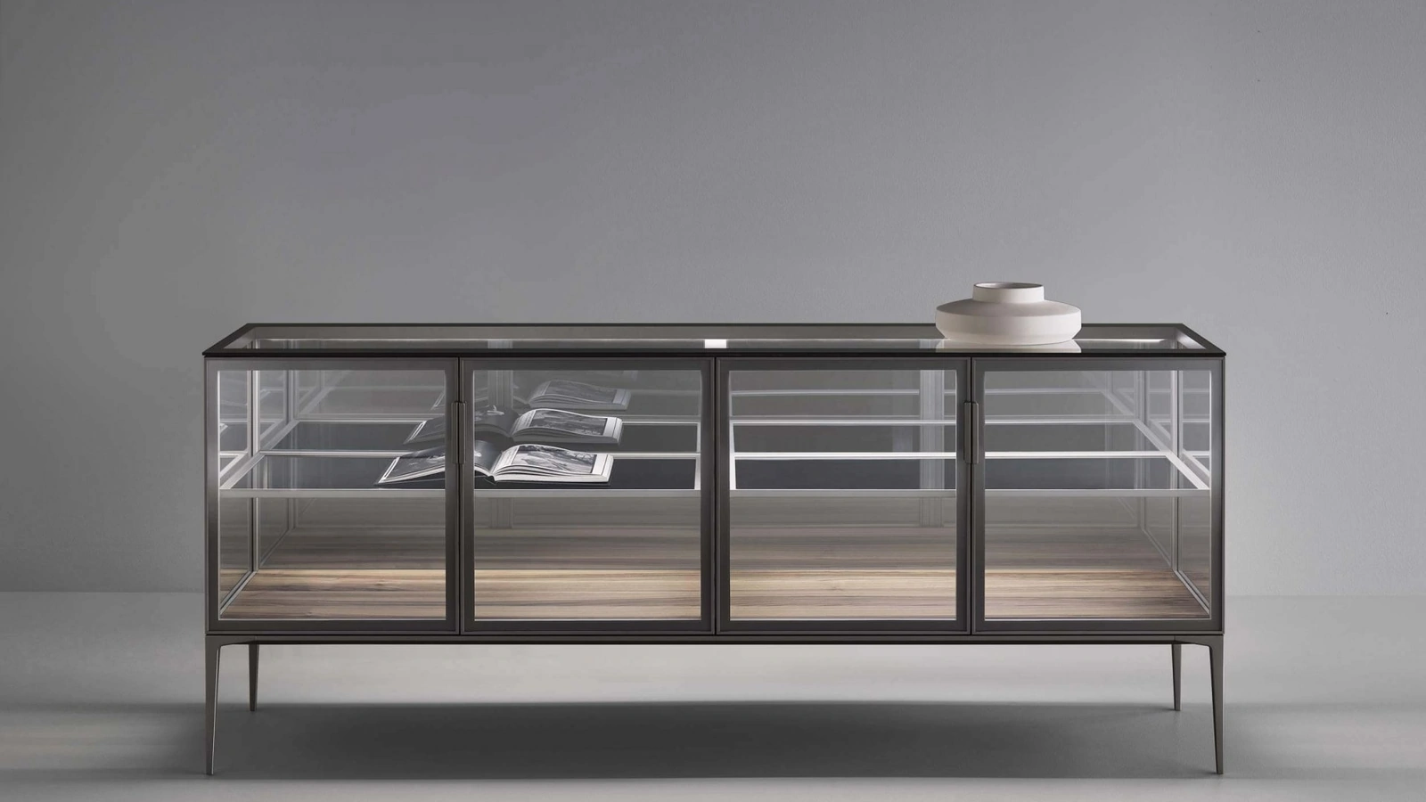 Madia Alambra in vetro con struttura in metallo e basamento in noce di Rimadesio