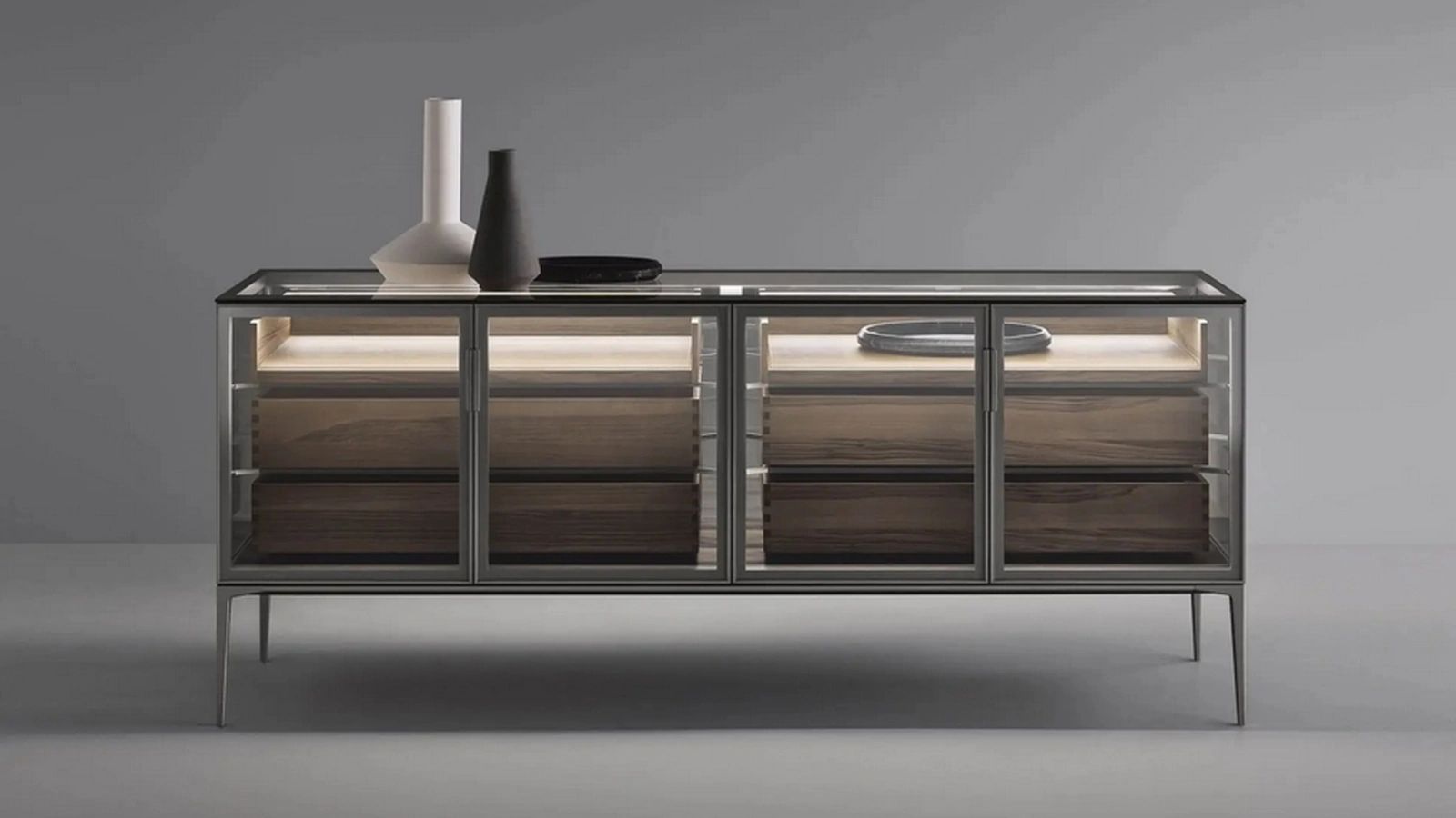 Madia Alambra in vetro con struttura in metallo e cassetti in noce di Rimadesio