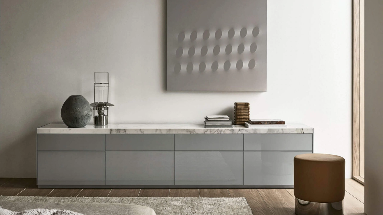 Madia Self Bold in vetro Platino lucido con top in marmo di Rimadesio