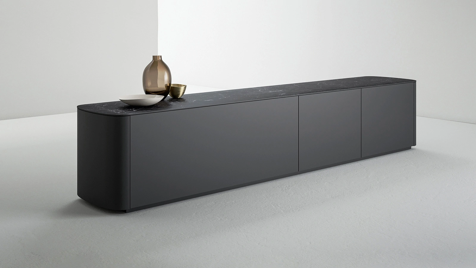 Madia Side bifacciale con fronte e retro perfettamente rifiniti che può essere posta al centro della stanza in laccato opaco e top in gres porcellanato effetto marmo di Caccaro