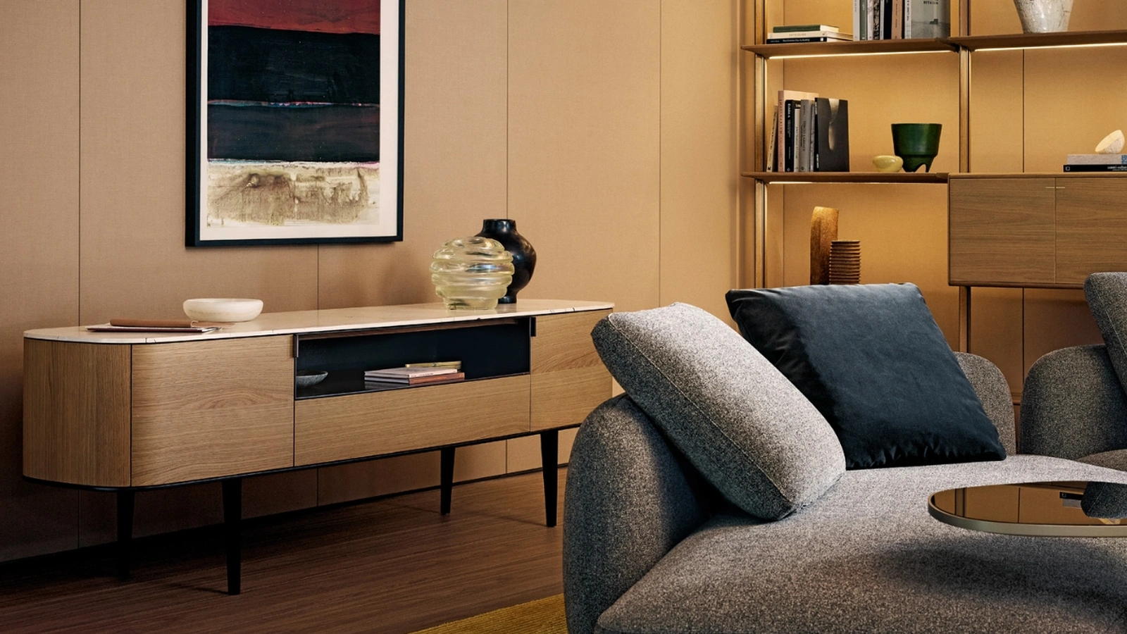 Madia Symphony in rovere gold, top in marmo e piedini in metallo di Poliform