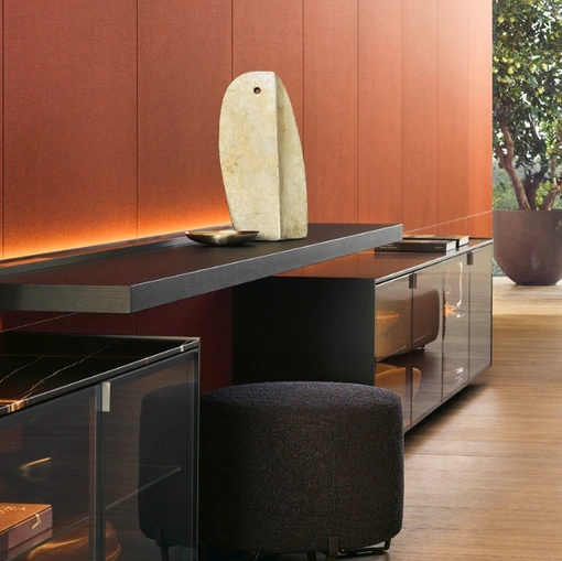 Parete Attrezzata Code Contenitori Sospesi con ante in vetro e top in marmo di Poliform