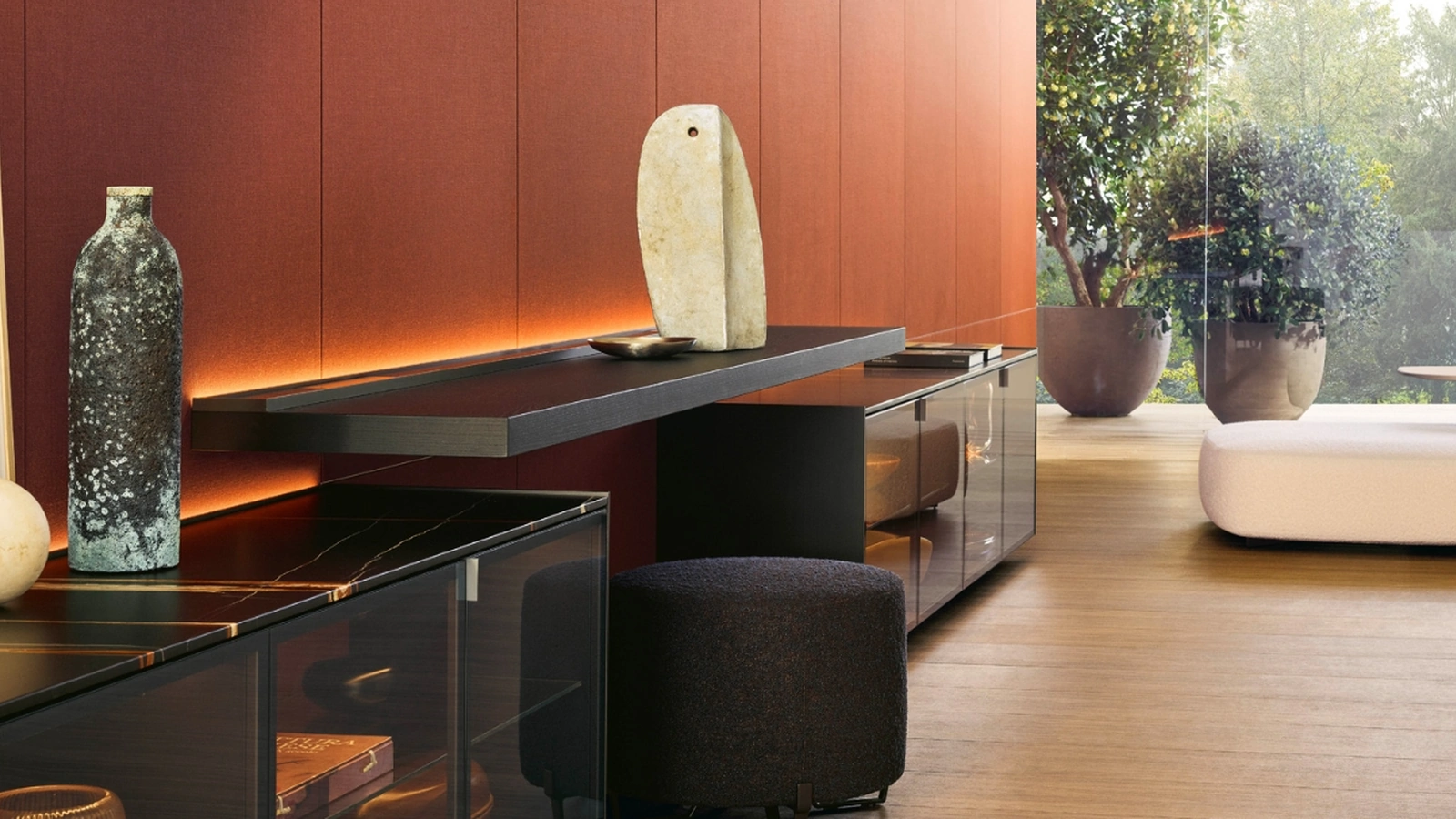 Parete Attrezzata Code Contenitori Sospesi con ante in vetro e top in marmo di Poliform