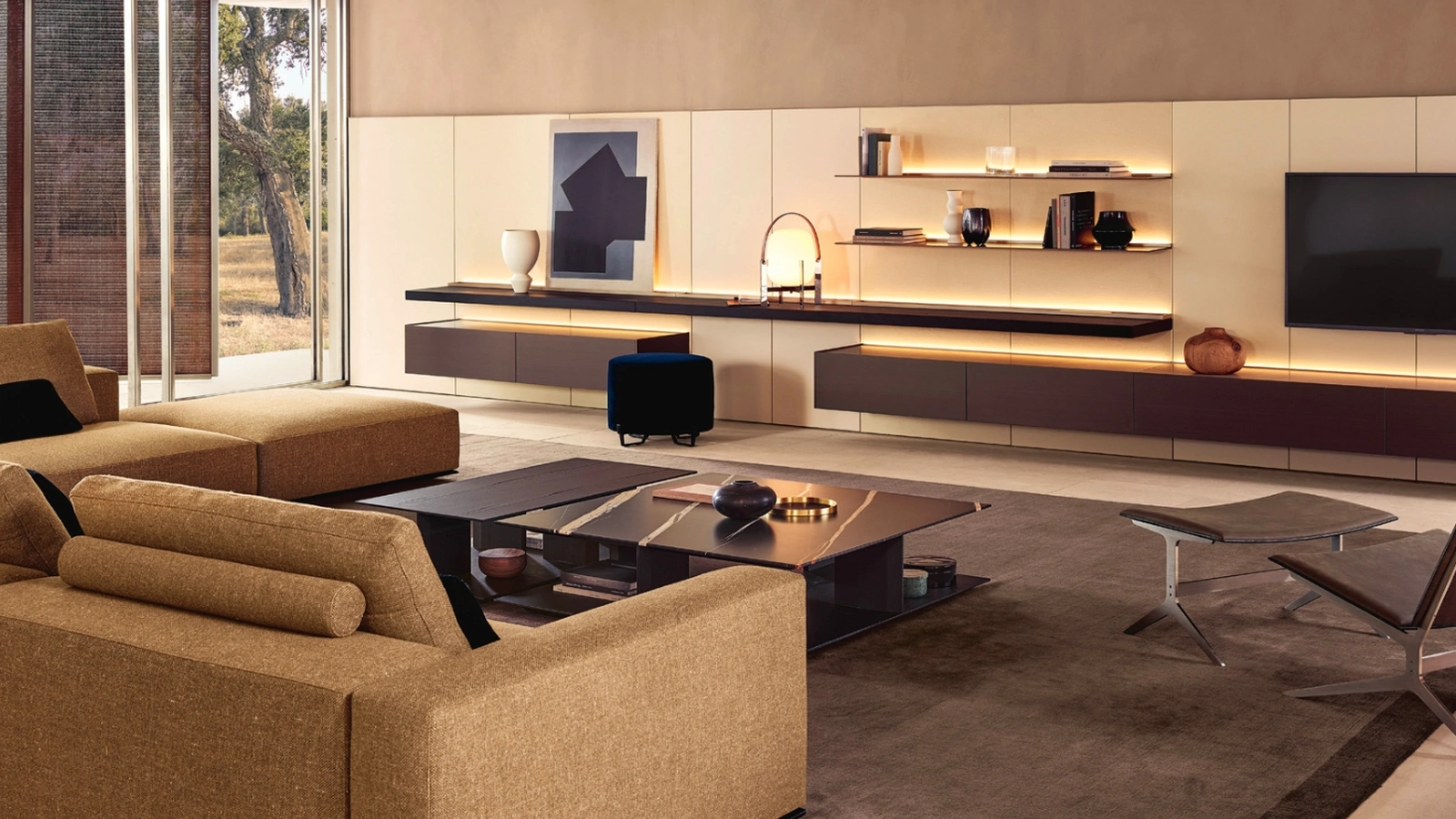 Parete Attrezzata sospesa Code con Mensole in laccato metallico ottone e top in marmo, mensole in olmo nero di Poliform