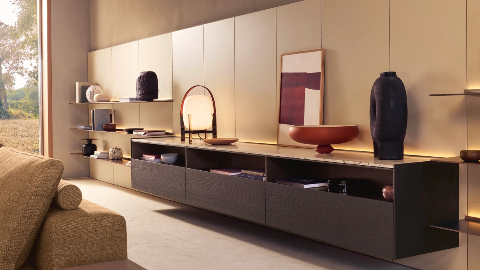 Parete Attrezzata sospesa Code in legno con top in marmo di Poliform