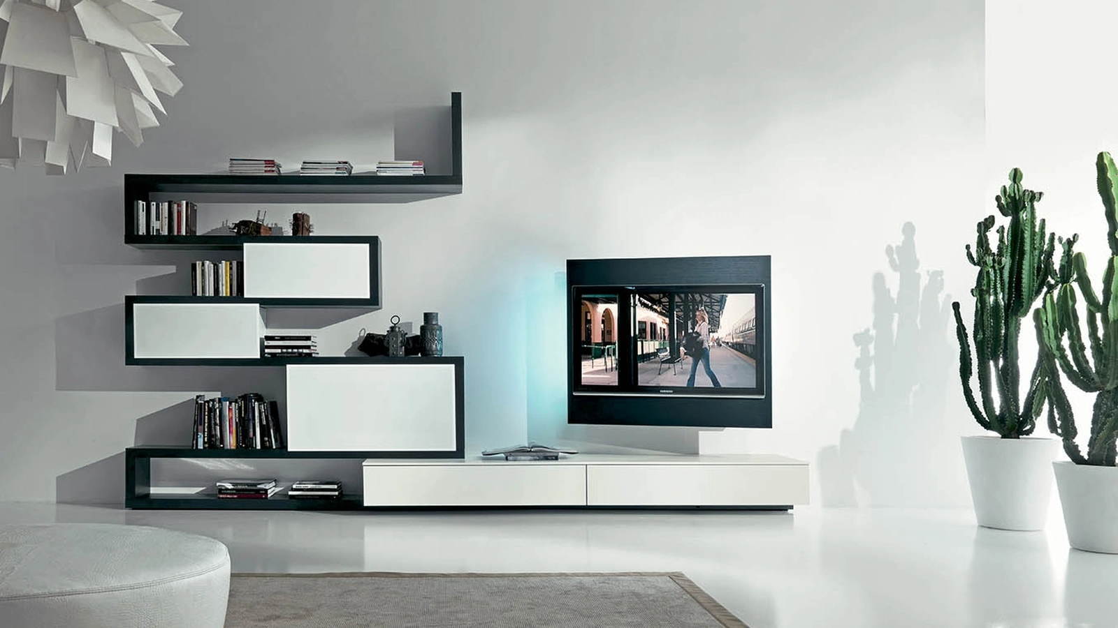 Parete Attrezzata Side 09 in finitura rovere vivo laccato nero e laccato inverno opaco con ante scorrevoli in vetro satinato laccato inverno di Fimar