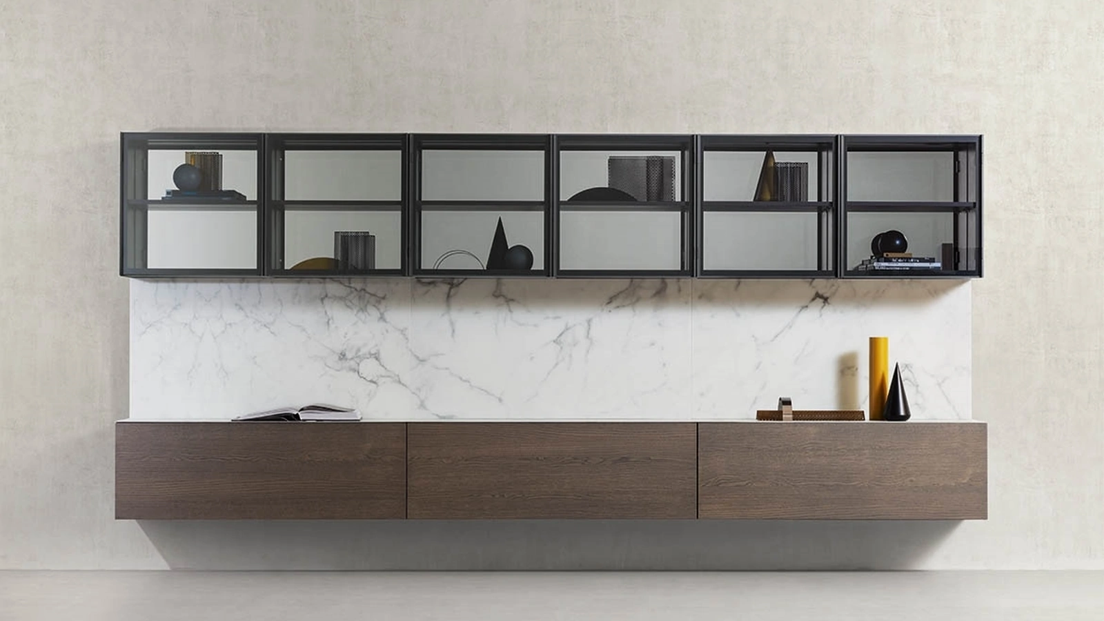 Parete Attrezzata sospesa Spazio con moduli a ribalta in frassino castano e top e boiserie in vetro marmo opaco Calacatta di Pianca