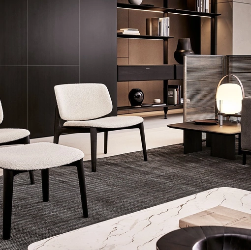 Poltroncina Curve in tessuto con struttura in olmo nero di Poliform