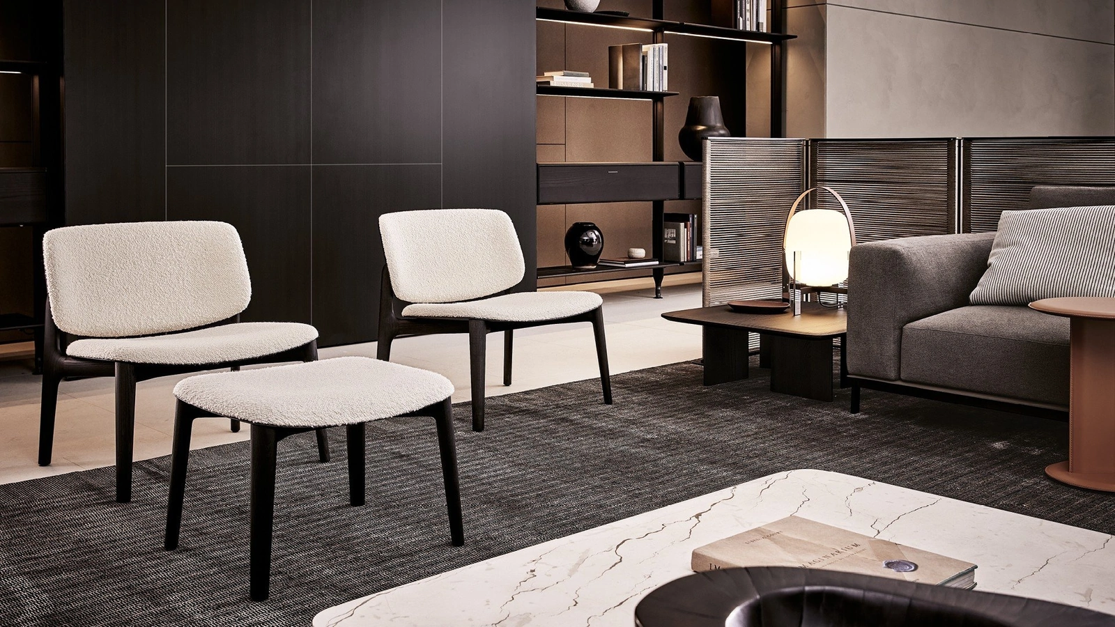 Poltroncina Curve in tessuto con struttura in olmo nero di Poliform