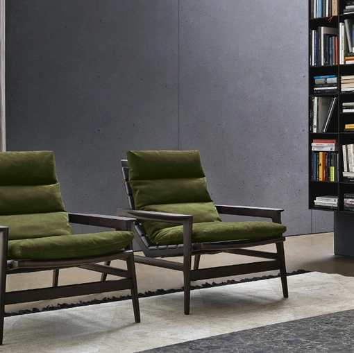 Poltroncina Ipanema in rovere con seduta in cuoio e cuscino con rivestimento in velluto di Poliform